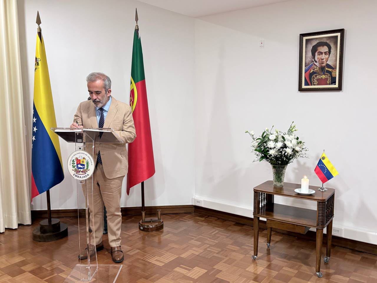 Canciller portugués Paulo Rangel firma el libro de condolencias en la embajada venezolana en Lisboa