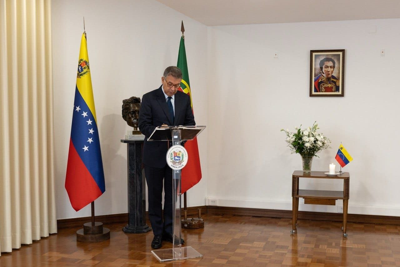 Presidente de Portugal António Seguro firma Libro de Condolencias en Embajada de Venezuela en Lisboa